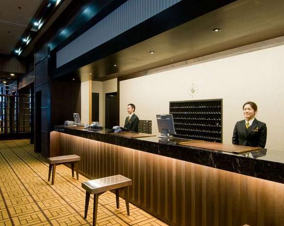 公司前臺穿什么衣服？