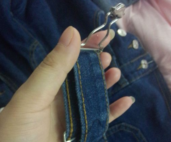 將已經(jīng)穿過葫蘆扣的背帶向后捋，使其與前面的背帶平行